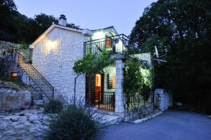 Το κτήριο όπου στεγάζεται  η παραθεριστική κατοικία
