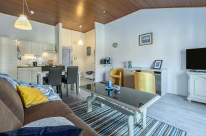 sala de estar con sofá y mesa en NINA deluxe SUPERIOR 5 star apartment, your piece of heaven by the sea & park, en Novigrad Istria