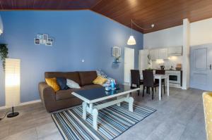 uma sala de estar com um sofá e uma mesa em NINA deluxe SUPERIOR 5 star apartment, your piece of heaven by the sea & park em Novigrad Istria