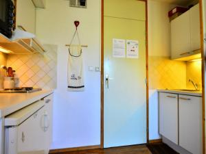 a kitchen with a white door in a kitchen at Studio Bellentre, 1 pièce, 4 personnes - FR-1-329-5 in Bellentre