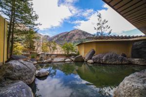 那須塩原市にあるほったらかしの宿 ゆうふり那須塩原の山を背景に架かる池橋