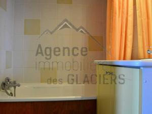 a bathroom with a sign that readsance imaho dies glaciers at Studio Bellentre, 1 pièce, 3 personnes - FR-1-329-3 in Bellentre