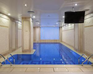 een groot zwembad met een televisie in een gebouw bij Hotel Lisboa in Macau