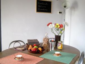 マテーラにあるIl Giardino Segretoの木製テーブル(果物入り)