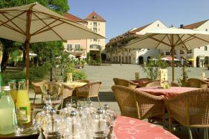 Un restaurante u otro lugar para comer en Hotel Glockenspiel