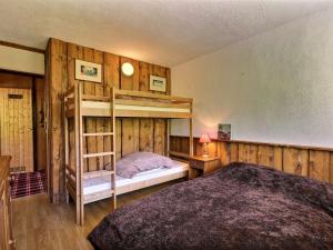 Appartement La Plagne, 3 pièces, 6 personnes - FR-1-455-40にある二段ベッド