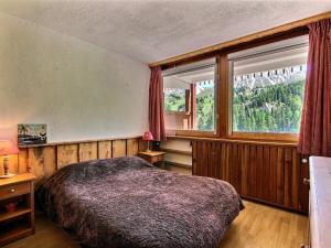 Appartement La Plagne, 3 pièces, 6 personnes - FR-1-455-40にあるベッド