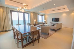 Posezení v ubytování Al Aqah Luxury Apartment w/ Sea Views at Address Residences