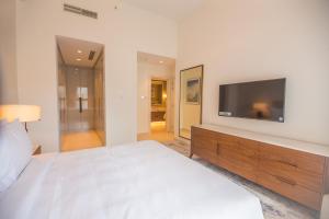 Postel nebo postele na pokoji v ubytování Al Aqah Luxury Apartment w/ Sea Views at Address Residences