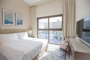 Postel nebo postele na pokoji v ubytování Al Aqah Luxury Apartment w/ Sea Views at Address Residences