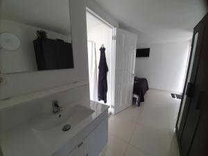 Baðherbergi á STUDIO S at JAN THIEL Curacao