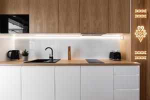 Kuchyňa alebo kuchynka v ubytovaní Apartamenty Parzenica Zakopane