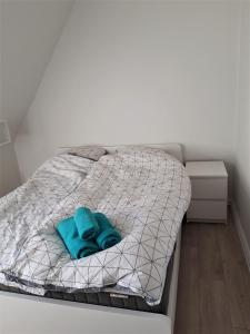 uma cama com uma toalha azul em cima em Nabo til domkirken em Viborg