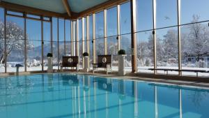 Der Swimmingpool an oder in der Nähe von Hotel Sommer-Haus am See