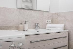 łazienka z umywalką i blatem z ręcznikami w obiekcie Villa Martiner Apartments Francesco w mieście Ortisei +23 zdjęcia
