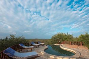 Swimming pool sa o malapit sa Elephant Rock Luxury Camp Tarangire