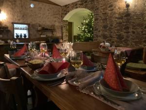 - une table en bois avec des serviettes rouges et des verres à vin dans l'établissement Chaty Na Malajce, à Karlovice