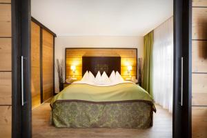 Ein Bett oder Betten in einem Zimmer der Unterkunft Hotel Sommer-Haus am See
