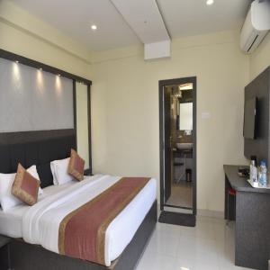 Postel nebo postele na pokoji v ubytování HOTEL TRIDEV GRAND
