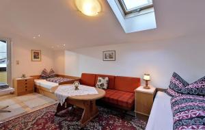 una sala de estar con un sofá y una mesa en Landhaus Shirley, en Uderns