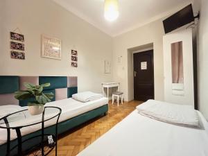 Postel nebo postele na pokoji v ubytování Hostel Helvetia Rooms Warsaw CITY CENTER and OLD TOWN