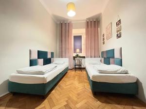 Postel nebo postele na pokoji v ubytování Hostel Helvetia Rooms Warsaw CITY CENTER and OLD TOWN