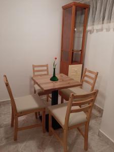 comedor con mesa, sillas y armario en Forrás-hegyi Apartman, en Felsőörs