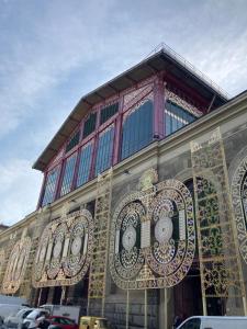 un edificio con molte decorazioni di Hotel Fedora a Firenze