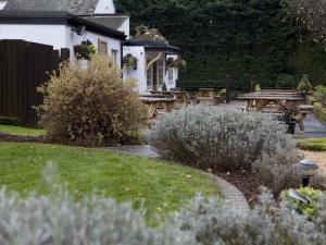 een tuin met een picknicktafel en een bank bij Burlton Inn in Burlton