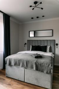 - une chambre avec un grand lit et un miroir dans l'établissement B15-Blue Lagoon, à Győr