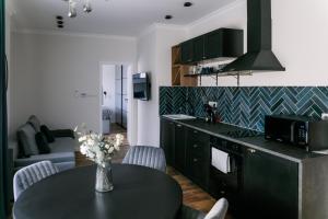 A kitchen or kitchenette at B15-Blue Lagoon