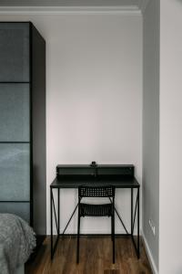 czarne biurko z krzesłem w pokoju w obiekcie B15-Blue Lagoon w Győr