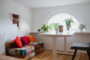 a living room with a table and a couch at Studio Vintage na Kamiennej Górze in Gdynia