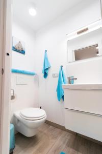 y baño con aseo, lavabo y espejo. en Room at Vacation Station en Piran