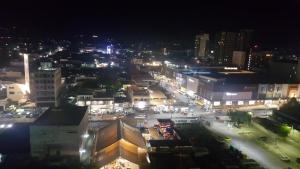 uma vista para uma cidade à noite com luzes em Room in Studio - Mesaverte Residences Afs Suites em Cagayan de Oro