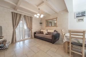 Posedenie v ubytovaní Villa Kirsten with heated pool, jacuzzi and sauna - by TA Leut Agency