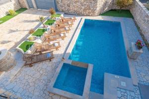 Bazén v ubytovaní Villa Kirsten with heated pool, jacuzzi and sauna - by TA Leut Agency alebo v jeho blízkosti