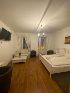 - un salon avec deux lits et un canapé dans l'établissement Guest House Nokturno, à Zagreb