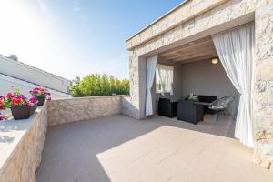 Posedenie v ubytovaní Villa Kirsten with heated pool, jacuzzi and sauna - by TA Leut Agency