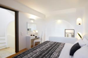 Postel nebo postele na pokoji v ubytování Santorini Princess Presidential Suites