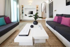 Khu vực ghế ngồi tại Santorini Princess Presidential Suites