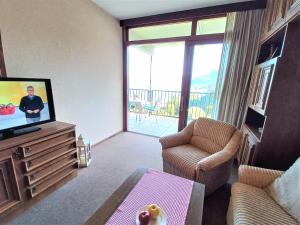 A television and/or entertainment centre at LB4 Seeblick Appartement Haus Landskron mit direktem Seezugang am Ossiachersee Még 19 kép