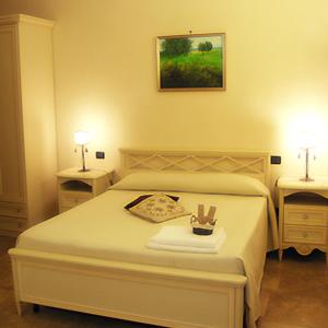 1 dormitorio con 1 cama blanca y 2 mesitas de noche en B&B La Dimora Di Nettuno, en Nápoles