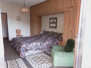 A bed or beds in a room at LB4 Seeblick Appartement Haus Landskron mit direktem Seezugang am Ossiachersee