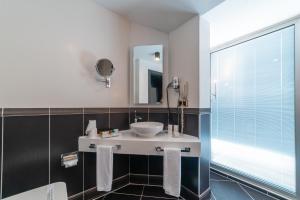 W łazience znajduje się umywalka i lustro. w obiekcie Atik Hotel w mieście Unye