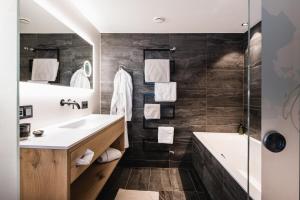 Koupelna v ubytování Hotel Bradabella - Montafon + 37 fotografií
