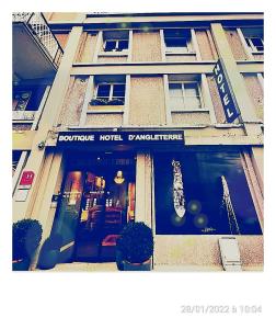 uma loja na frente de um edifício com uma guitarra na janela em The Originals Boutique, Hôtel d'Angleterre, Le Havre, centre, plage em Le Havre