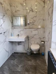 Phòng tắm tại Golden GaPa Central Chalet Apartment 32 +17 ảnh
