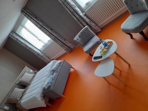 ein Wohnzimmer mit Stühlen und einem Tisch in der Unterkunft CH MALAVETULA in Chastel-Nouvel