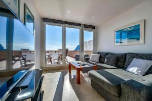 a living room with a couch and a table at Villas Guzman - Apartamento Tramontana in Calpe